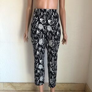 T Tahari Black/White Floral Cropped Ankle Capri Stretchy Pants Women’s Size M